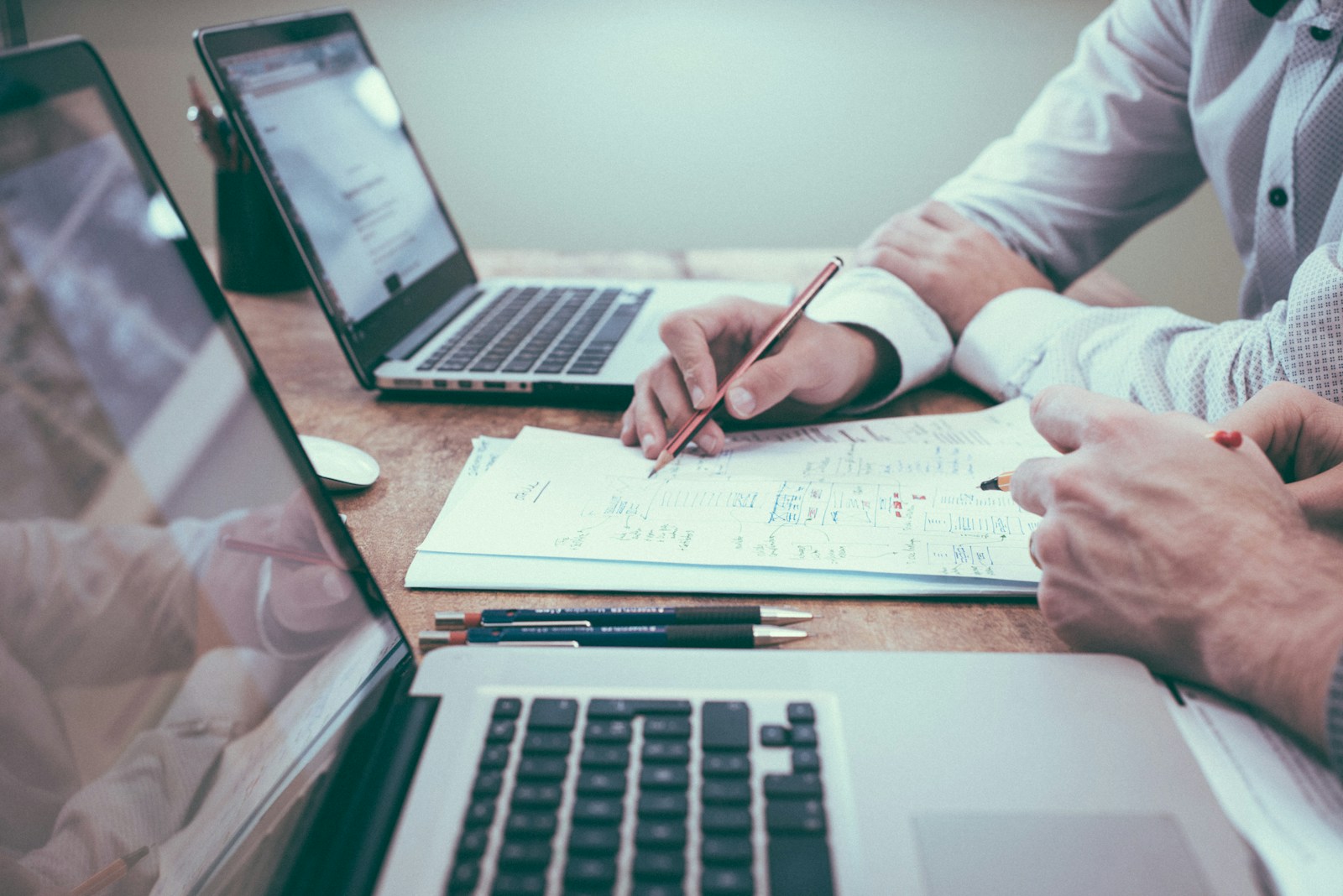 Profesionales revisando información para tomar decisiones empresariales