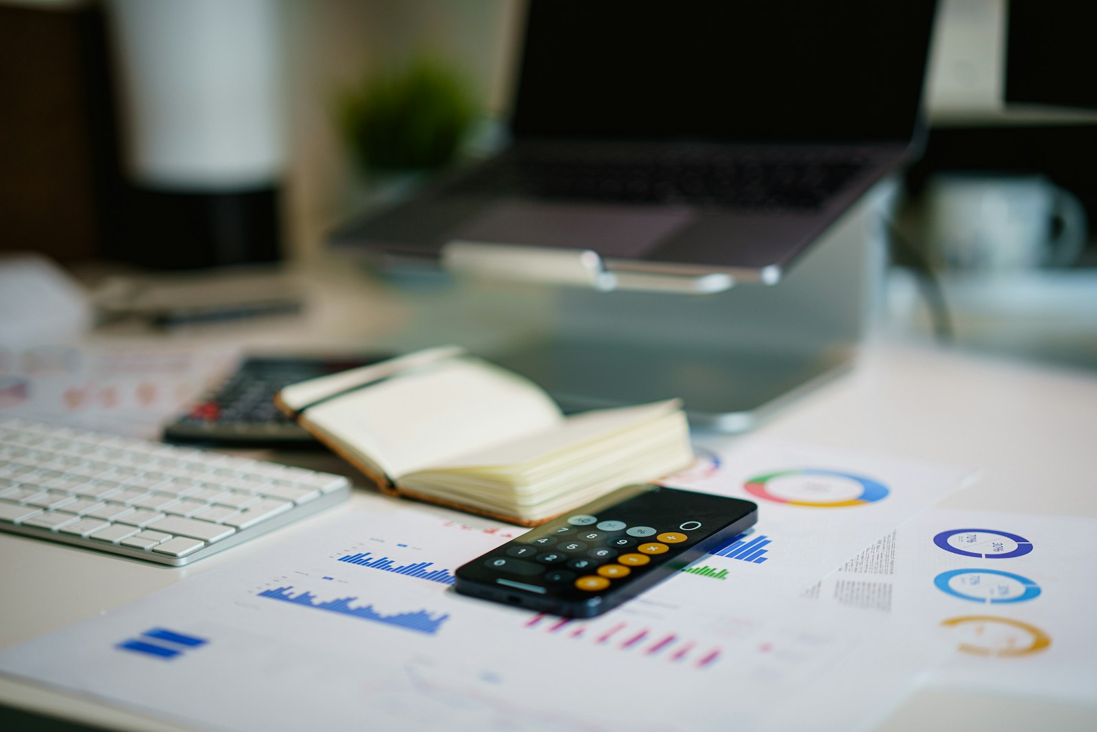 Mesa de trabajo con informes financieros, calculadora y computadora